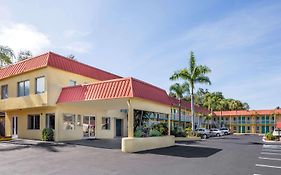 Super 8 By Wyndham Sarasota Near Siesta Key